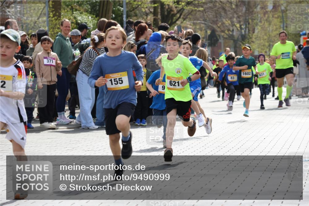 12.04.2026 - 45. Internationalen Wilhelmsburger Insellauf Strokosch-Dieckow http://msf.ph/oto/9490999 12.04.2026 14:19:52 Ziel 787, 952, 1604, 985, 944, 64, 96, 579, 740, 943, 793, 845, 682, 413, 982, 155, 621, 1602, 478, 83, 968 meine-sportfotos.de