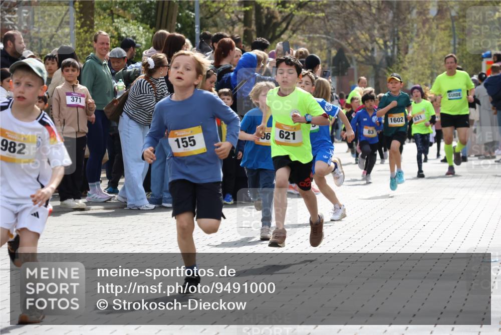 12.04.2026 - 45. Internationalen Wilhelmsburger Insellauf Strokosch-Dieckow http://msf.ph/oto/9491000 12.04.2026 14:19:52 Ziel 787, 952, 1604, 985, 944, 64, 96, 579, 740, 943, 793, 845, 682, 413, 982, 155, 621, 1602, 478, 83, 968 meine-sportfotos.de