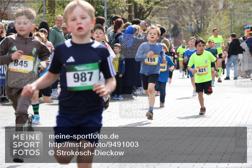 12.04.2026 - 45. Internationalen Wilhelmsburger Insellauf Strokosch-Dieckow http://msf.ph/oto/9491003 12.04.2026 14:19:51 Ziel 787, 952, 1604, 985, 944, 64, 96, 579, 740, 943, 793, 845, 682, 413, 982, 155, 621, 1602 meine-sportfotos.de