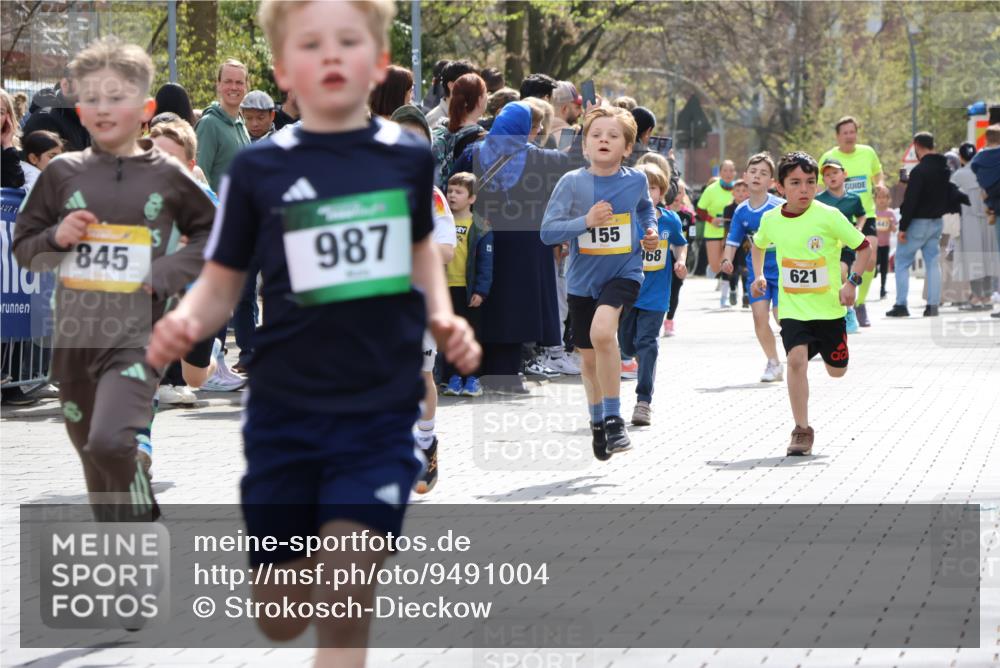 12.04.2026 - 45. Internationalen Wilhelmsburger Insellauf Strokosch-Dieckow http://msf.ph/oto/9491004 12.04.2026 14:19:50 Ziel 787, 952, 1604, 985, 944, 64, 96, 579, 740, 943, 793, 845, 682, 413, 982, 155, 621 meine-sportfotos.de