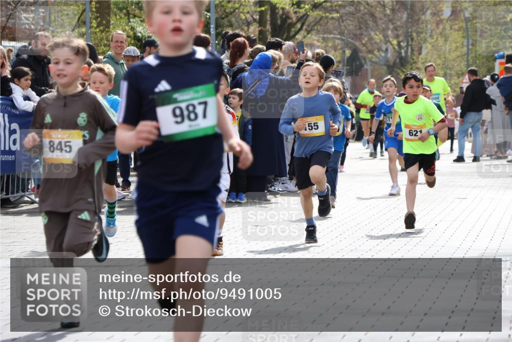 12.04.2026 - 45. Internationalen Wilhelmsburger Insellauf Strokosch-Dieckow http://msf.ph/oto/9491005 12.04.2026 14:19:50 Ziel 787, 952, 1604, 985, 944, 64, 96, 579, 740, 943, 793, 845, 682, 413, 982, 155, 621 meine-sportfotos.de