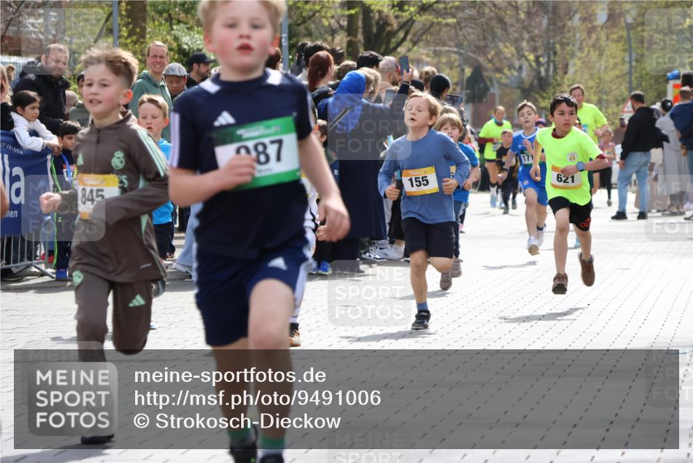 12.04.2026 - 45. Internationalen Wilhelmsburger Insellauf Strokosch-Dieckow http://msf.ph/oto/9491006 12.04.2026 14:19:50 Ziel 787, 952, 1604, 985, 944, 64, 96, 579, 740, 943, 793, 845, 682, 413, 982, 155, 621 meine-sportfotos.de