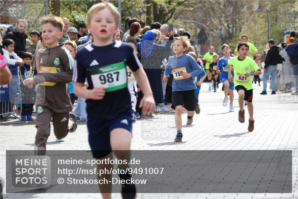 12.04.2026 - 45. Internationalen Wilhelmsburger Insellauf Strokosch-Dieckow http://msf.ph/oto/9491007 12.04.2026 14:19:50 Ziel 787, 952, 1604, 985, 944, 64, 96, 579, 740, 943, 793, 845, 682, 413, 982, 155, 621 meine-sportfotos.de