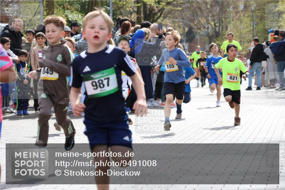 12.04.2026 - 45. Internationalen Wilhelmsburger Insellauf Strokosch-Dieckow http://msf.ph/oto/9491008 12.04.2026 14:19:50 Ziel 787, 952, 1604, 985, 944, 64, 96, 579, 740, 943, 793, 845, 682, 413, 982, 155, 621 meine-sportfotos.de