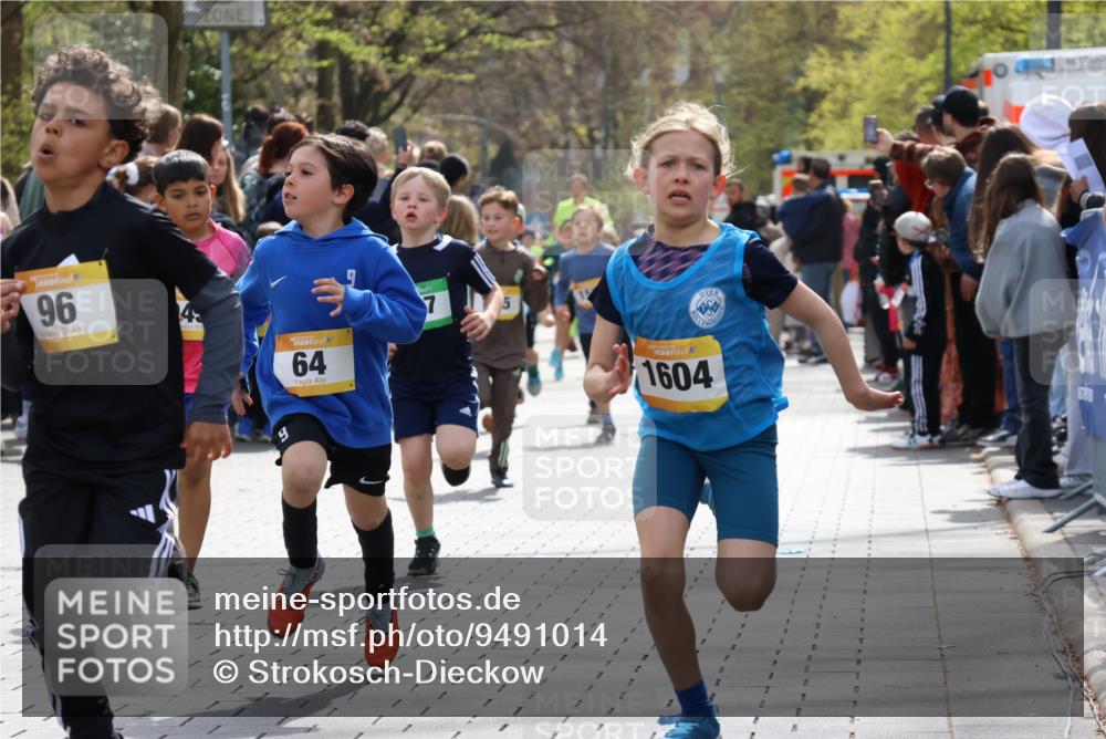12.04.2026 - 45. Internationalen Wilhelmsburger Insellauf Strokosch-Dieckow http://msf.ph/oto/9491014 12.04.2026 14:19:48 Ziel 787, 952, 1604, 985, 944, 64, 96, 579, 740, 943, 793, 845, 682, 413, 982, 155, 621 meine-sportfotos.de