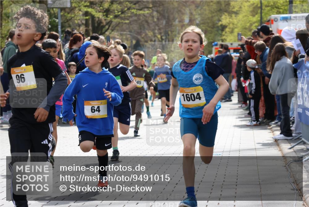 12.04.2026 - 45. Internationalen Wilhelmsburger Insellauf Strokosch-Dieckow http://msf.ph/oto/9491015 12.04.2026 14:19:48 Ziel 787, 952, 1604, 985, 944, 64, 96, 579, 740, 943, 793, 845, 682, 413, 982, 155, 621 meine-sportfotos.de