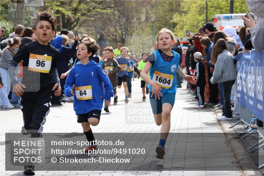 12.04.2026 - 45. Internationalen Wilhelmsburger Insellauf Strokosch-Dieckow http://msf.ph/oto/9491020 12.04.2026 14:19:48 Ziel 787, 952, 1604, 985, 944, 64, 96, 579, 740, 943, 793, 845, 682, 413, 982, 155, 621 meine-sportfotos.de