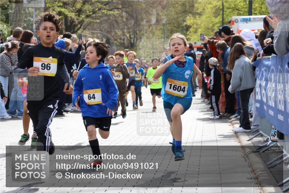 12.04.2026 - 45. Internationalen Wilhelmsburger Insellauf Strokosch-Dieckow http://msf.ph/oto/9491021 12.04.2026 14:19:48 Ziel 787, 952, 1604, 985, 944, 64, 96, 579, 740, 943, 793, 845, 682, 413, 982, 155, 621 meine-sportfotos.de