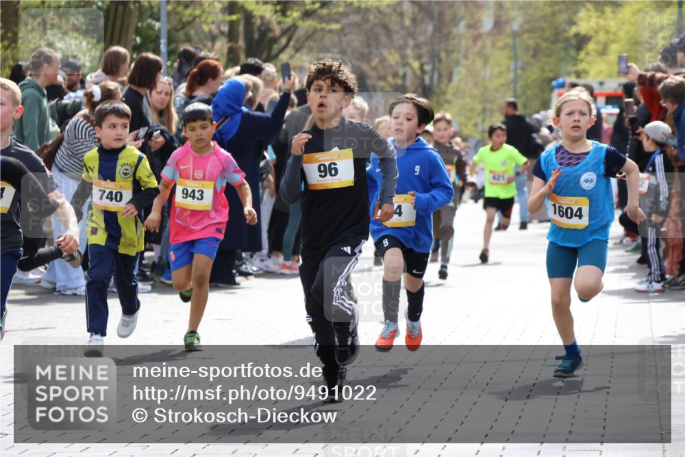 12.04.2026 - 45. Internationalen Wilhelmsburger Insellauf Strokosch-Dieckow http://msf.ph/oto/9491022 12.04.2026 14:19:47 Ziel 787, 952, 1604, 985, 944, 64, 96, 579, 740, 943, 793, 845, 682, 413, 982 meine-sportfotos.de