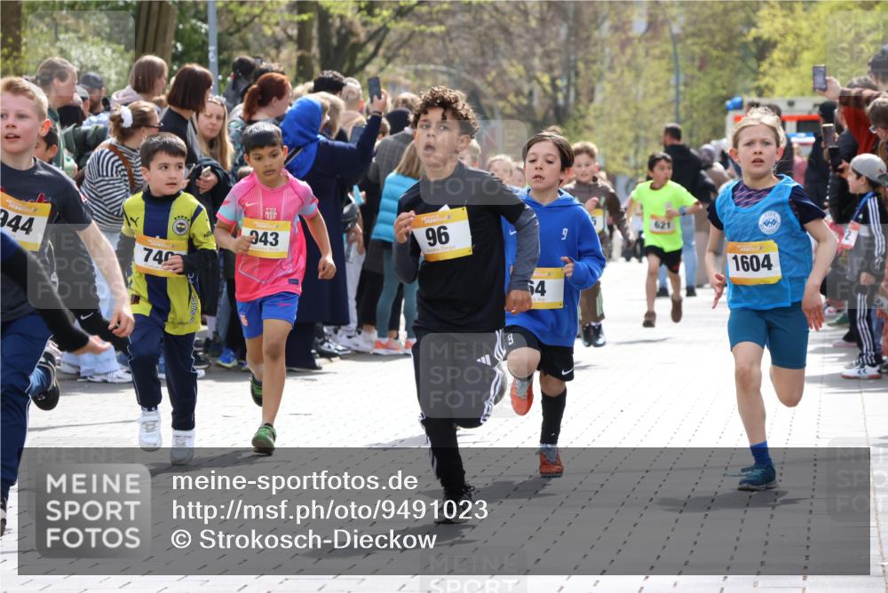 12.04.2026 - 45. Internationalen Wilhelmsburger Insellauf Strokosch-Dieckow http://msf.ph/oto/9491023 12.04.2026 14:19:47 Ziel 787, 952, 1604, 985, 944, 64, 96, 579, 740, 943, 793, 845, 682, 413, 982 meine-sportfotos.de