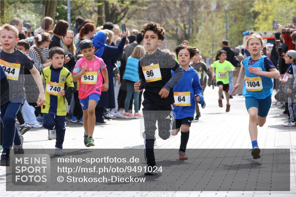 12.04.2026 - 45. Internationalen Wilhelmsburger Insellauf Strokosch-Dieckow http://msf.ph/oto/9491024 12.04.2026 14:19:47 Ziel 787, 952, 1604, 985, 944, 64, 96, 579, 740, 943, 793, 845, 682, 413, 982 meine-sportfotos.de