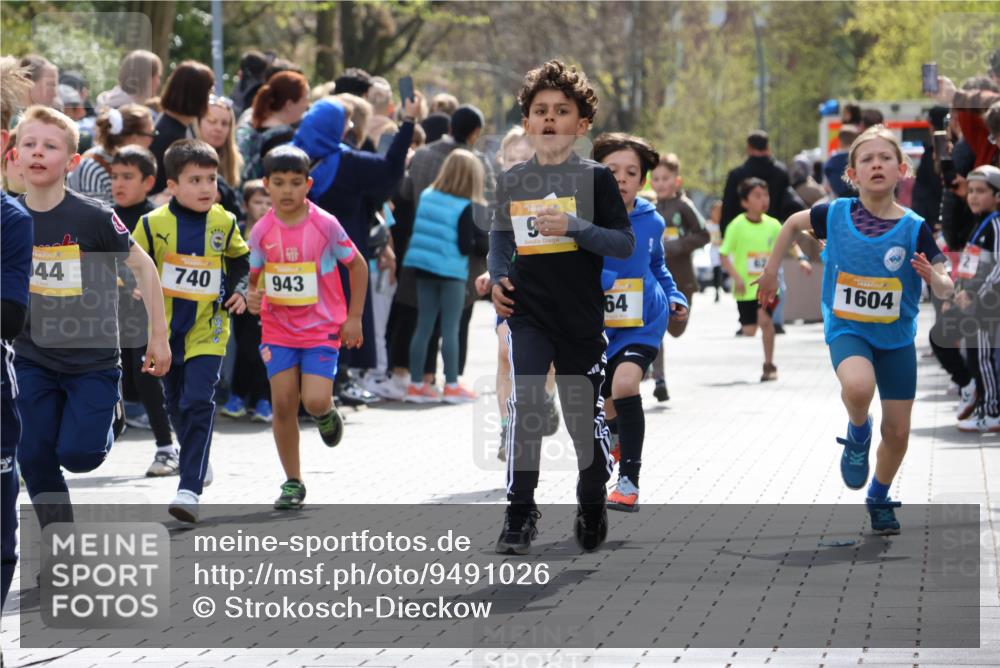 12.04.2026 - 45. Internationalen Wilhelmsburger Insellauf Strokosch-Dieckow http://msf.ph/oto/9491026 12.04.2026 14:19:47 Ziel 787, 952, 1604, 985, 944, 64, 96, 579, 740, 943, 793, 845, 682, 413, 982 meine-sportfotos.de