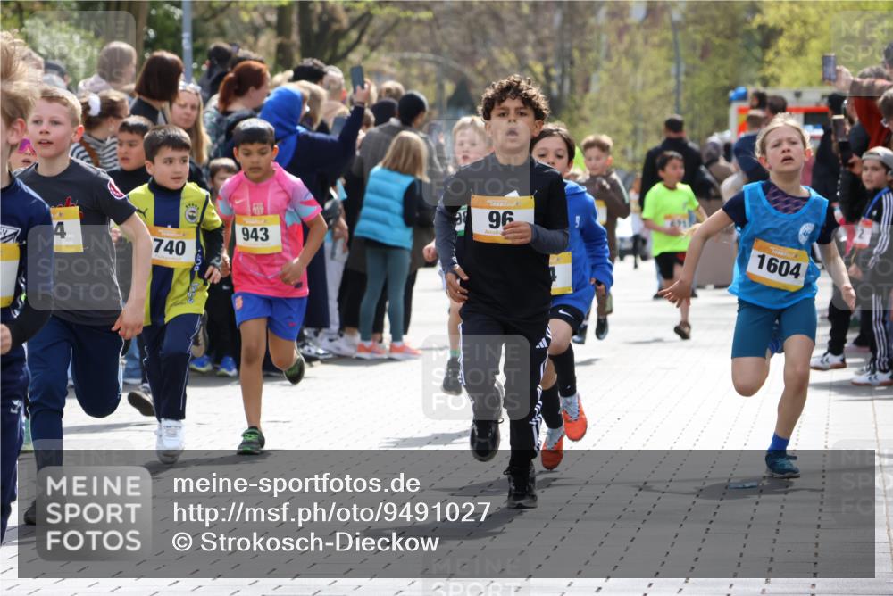 12.04.2026 - 45. Internationalen Wilhelmsburger Insellauf Strokosch-Dieckow http://msf.ph/oto/9491027 12.04.2026 14:19:47 Ziel 787, 952, 1604, 985, 944, 64, 96, 579, 740, 943, 793, 845, 682, 413, 982 meine-sportfotos.de