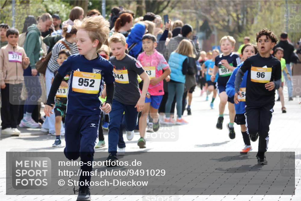 12.04.2026 - 45. Internationalen Wilhelmsburger Insellauf Strokosch-Dieckow http://msf.ph/oto/9491029 12.04.2026 14:19:46 Ziel 787, 952, 1604, 985, 944, 64, 96, 579, 740, 943, 793, 845, 682, 413 meine-sportfotos.de