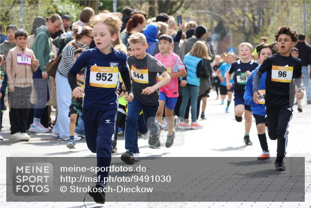 12.04.2026 - 45. Internationalen Wilhelmsburger Insellauf Strokosch-Dieckow http://msf.ph/oto/9491030 12.04.2026 14:19:46 Ziel 787, 952, 1604, 985, 944, 64, 96, 579, 740, 943, 793, 845, 682, 413 meine-sportfotos.de