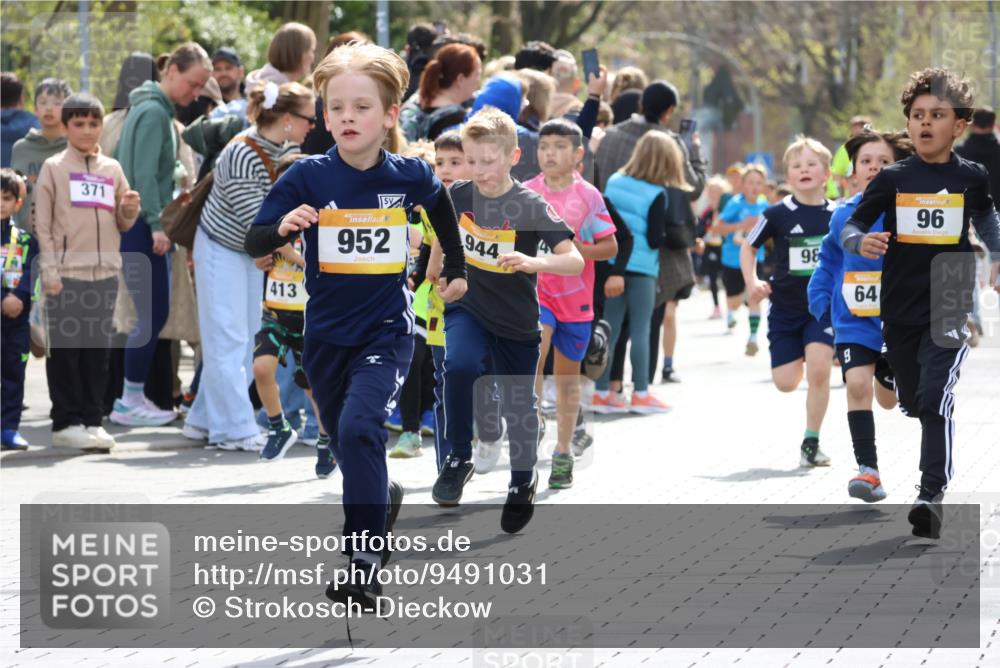12.04.2026 - 45. Internationalen Wilhelmsburger Insellauf Strokosch-Dieckow http://msf.ph/oto/9491031 12.04.2026 14:19:46 Ziel 787, 952, 1604, 985, 944, 64, 96, 579, 740, 943, 793, 845, 682, 413 meine-sportfotos.de