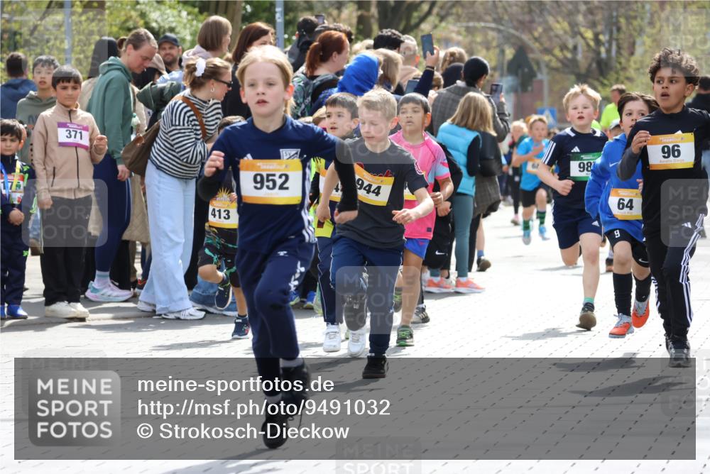 12.04.2026 - 45. Internationalen Wilhelmsburger Insellauf Strokosch-Dieckow http://msf.ph/oto/9491032 12.04.2026 14:19:46 Ziel 787, 952, 1604, 985, 944, 64, 96, 579, 740, 943, 793, 845, 682, 413 meine-sportfotos.de