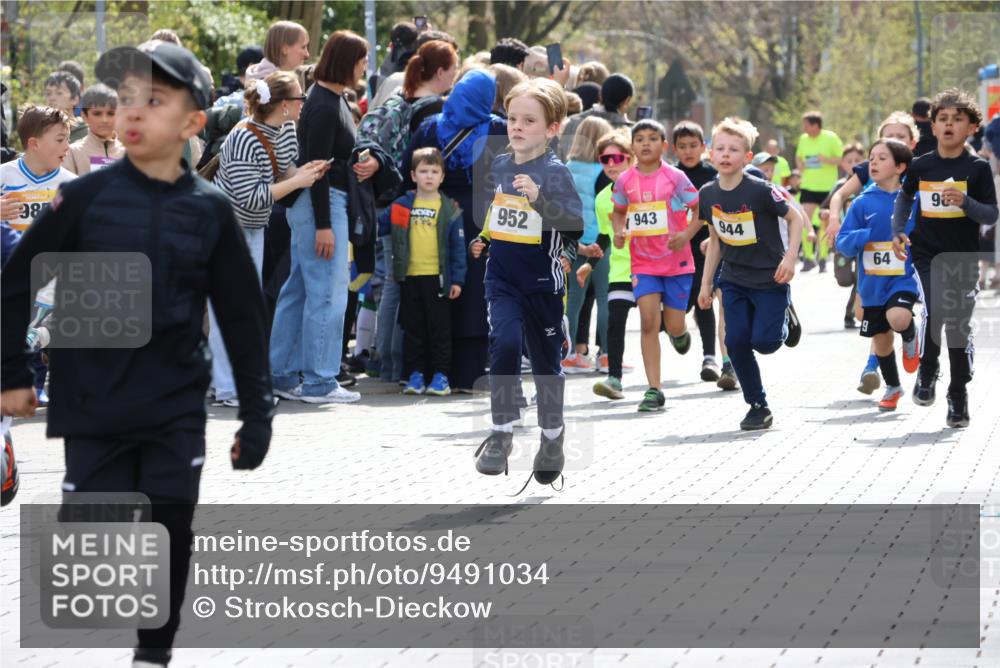 12.04.2026 - 45. Internationalen Wilhelmsburger Insellauf Strokosch-Dieckow http://msf.ph/oto/9491034 12.04.2026 14:19:45 Ziel 480, 787, 952, 1604, 985, 944, 64, 96, 579, 740, 943, 793, 845 meine-sportfotos.de