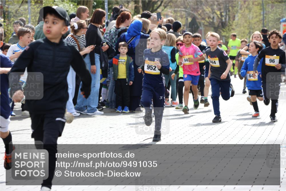 12.04.2026 - 45. Internationalen Wilhelmsburger Insellauf Strokosch-Dieckow http://msf.ph/oto/9491035 12.04.2026 14:19:45 Ziel 480, 787, 952, 1604, 985, 944, 64, 96, 579, 740, 943, 793, 845 meine-sportfotos.de