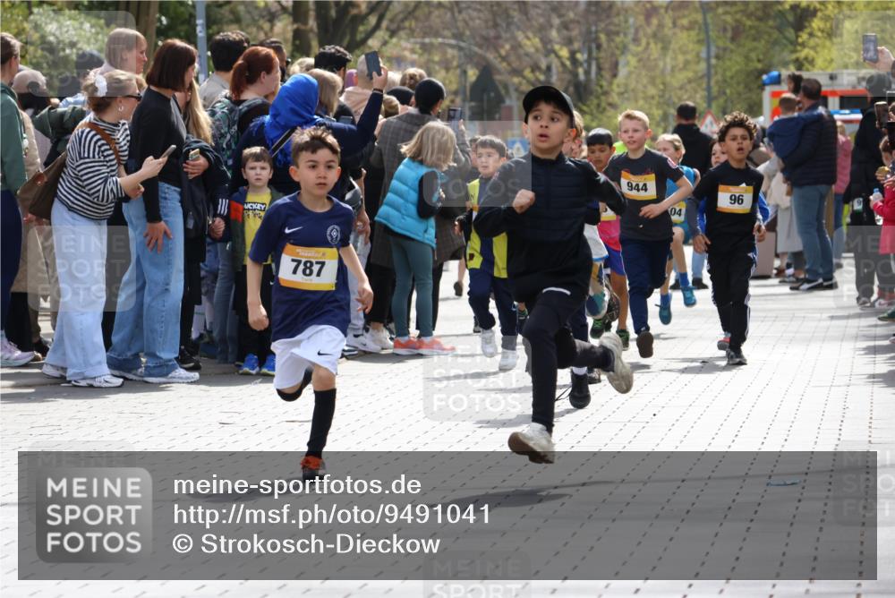 12.04.2026 - 45. Internationalen Wilhelmsburger Insellauf Strokosch-Dieckow http://msf.ph/oto/9491041 12.04.2026 14:19:43 Ziel 950, 275, 480, 787, 952, 1604, 985, 944, 64, 96, 579 meine-sportfotos.de