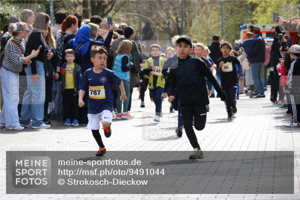 12.04.2026 - 45. Internationalen Wilhelmsburger Insellauf Strokosch-Dieckow http://msf.ph/oto/9491044 12.04.2026 14:19:43 Ziel 950, 275, 480, 787, 952, 1604, 985, 944, 64, 96, 579 meine-sportfotos.de