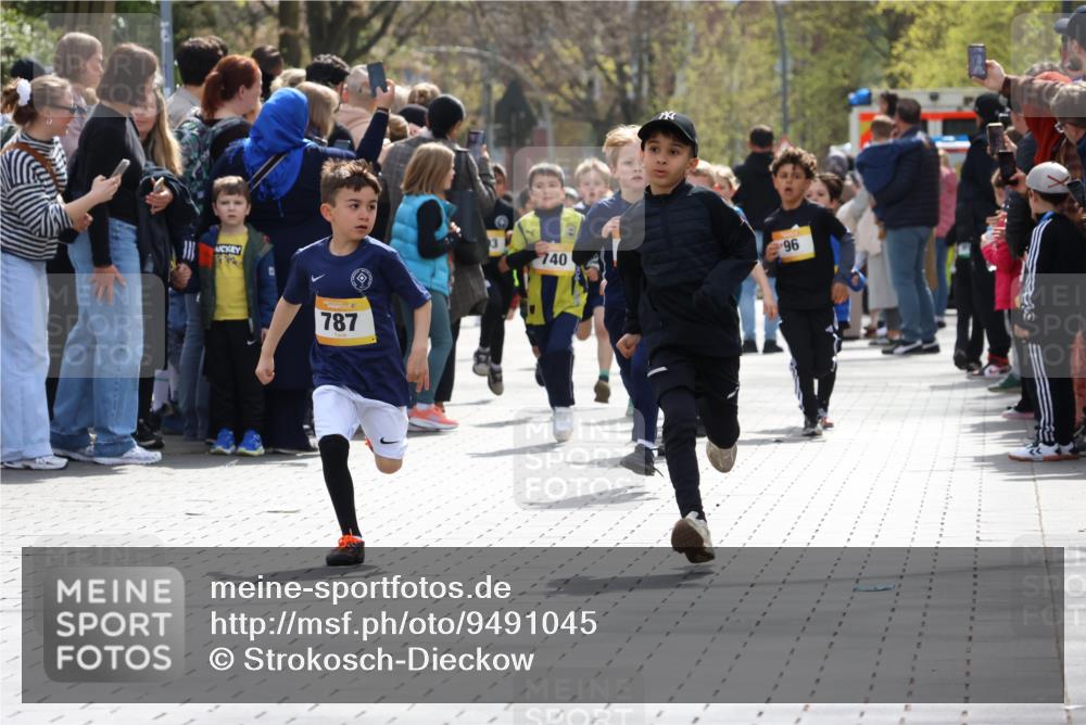 12.04.2026 - 45. Internationalen Wilhelmsburger Insellauf Strokosch-Dieckow http://msf.ph/oto/9491045 12.04.2026 14:19:43 Ziel 950, 275, 480, 787, 952, 1604, 985, 944, 64, 96, 579 meine-sportfotos.de