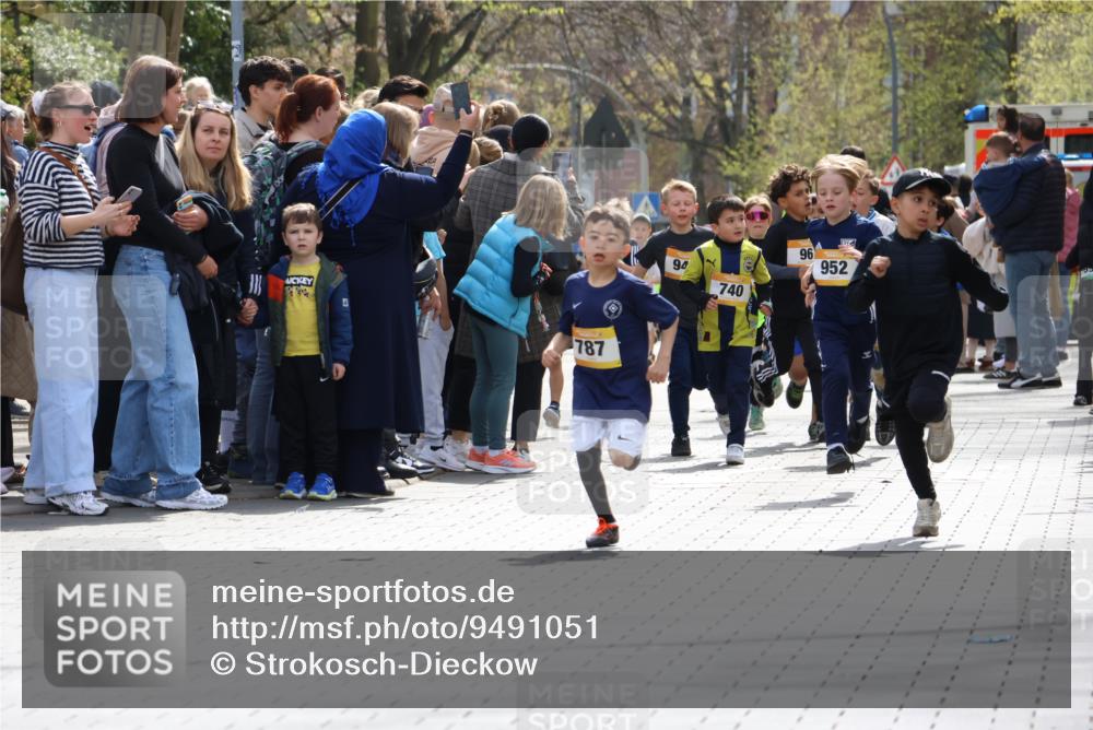 12.04.2026 - 45. Internationalen Wilhelmsburger Insellauf Strokosch-Dieckow http://msf.ph/oto/9491051 12.04.2026 14:19:42 Ziel 950, 275, 480, 787, 952, 1604, 985, 944, 64 meine-sportfotos.de