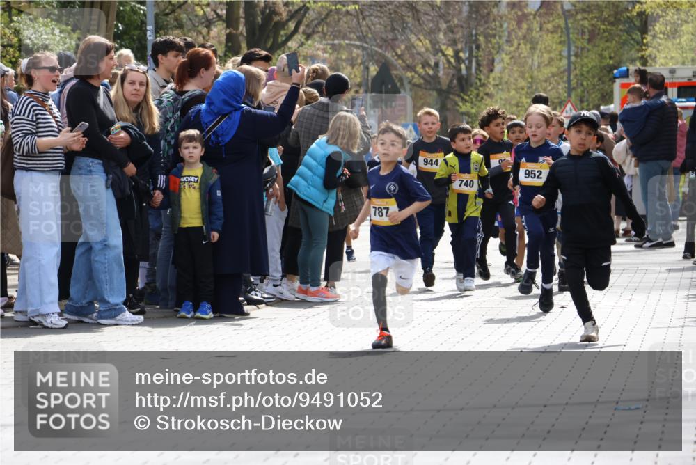 12.04.2026 - 45. Internationalen Wilhelmsburger Insellauf Strokosch-Dieckow http://msf.ph/oto/9491052 12.04.2026 14:19:42 Ziel 950, 275, 480, 787, 952, 1604, 985, 944, 64 meine-sportfotos.de
