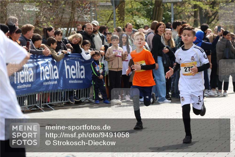 12.04.2026 - 45. Internationalen Wilhelmsburger Insellauf Strokosch-Dieckow http://msf.ph/oto/9491058 12.04.2026 14:19:37 Ziel 1614, 1613, 950, 275, 480 meine-sportfotos.de