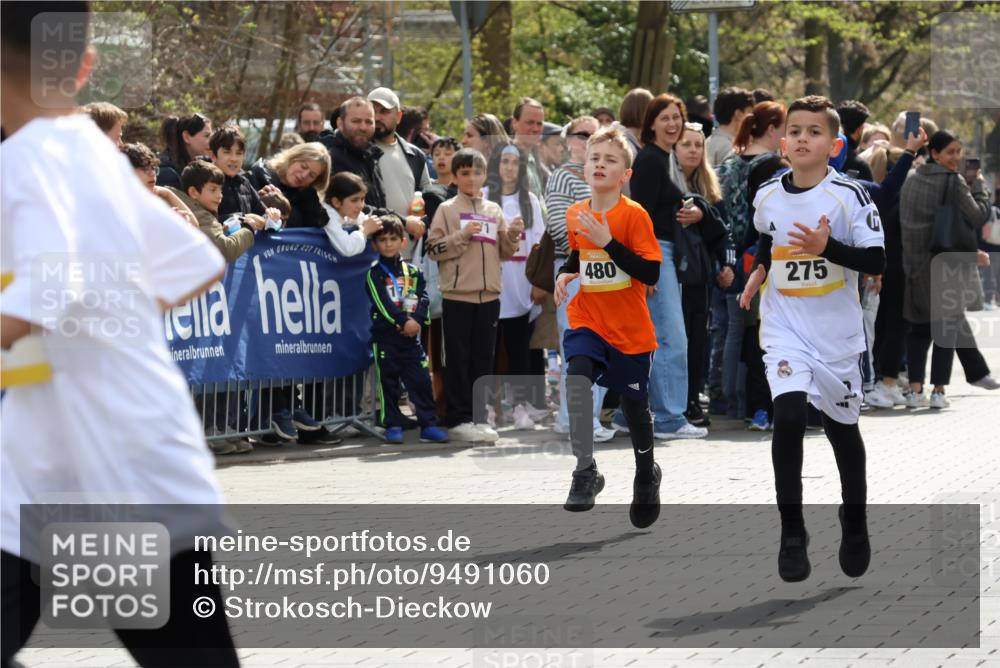 12.04.2026 - 45. Internationalen Wilhelmsburger Insellauf Strokosch-Dieckow http://msf.ph/oto/9491060 12.04.2026 14:19:36 Ziel 1614, 1613, 950, 275, 480 meine-sportfotos.de