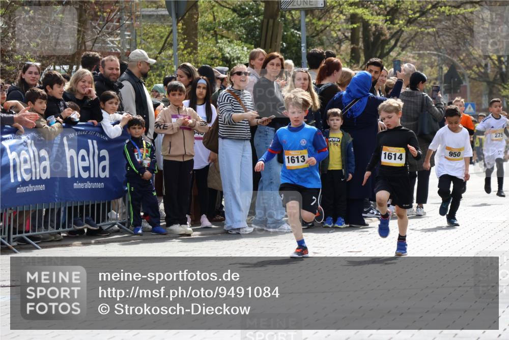 12.04.2026 - 45. Internationalen Wilhelmsburger Insellauf Strokosch-Dieckow http://msf.ph/oto/9491084 12.04.2026 14:19:31 Ziel 941, 265, 87, 1614, 1613, 950 meine-sportfotos.de