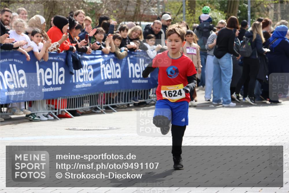 12.04.2026 - 45. Internationalen Wilhelmsburger Insellauf Strokosch-Dieckow http://msf.ph/oto/9491107 12.04.2026 14:19:09 Ziel 1624 meine-sportfotos.de