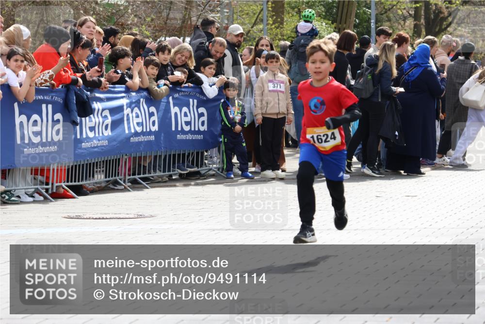 12.04.2026 - 45. Internationalen Wilhelmsburger Insellauf Strokosch-Dieckow http://msf.ph/oto/9491114 12.04.2026 14:19:08 Ziel 1624 meine-sportfotos.de