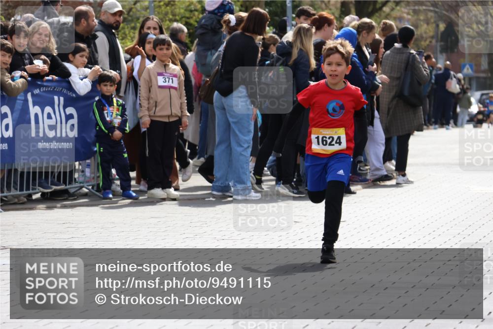 12.04.2026 - 45. Internationalen Wilhelmsburger Insellauf Strokosch-Dieckow http://msf.ph/oto/9491115 12.04.2026 14:19:08 Ziel 1624 meine-sportfotos.de