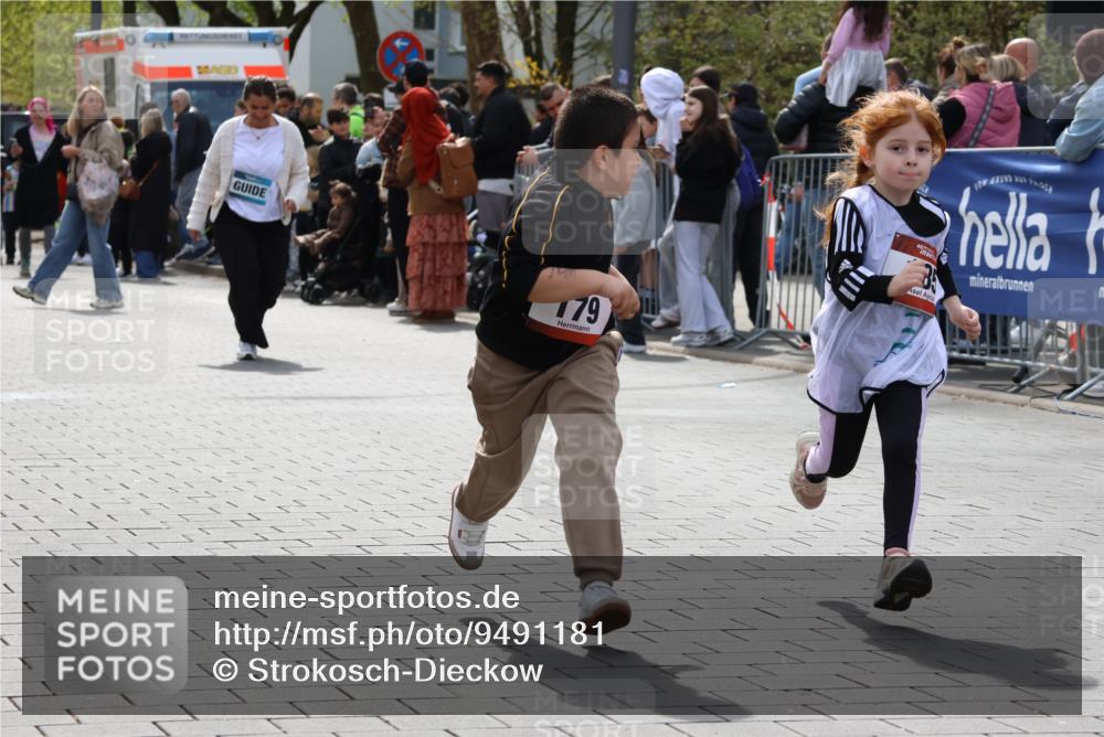 12.04.2026 - 45. Internationalen Wilhelmsburger Insellauf Strokosch-Dieckow http://msf.ph/oto/9491181 12.04.2026 14:11:29 Ziel 185, 193, 179 meine-sportfotos.de