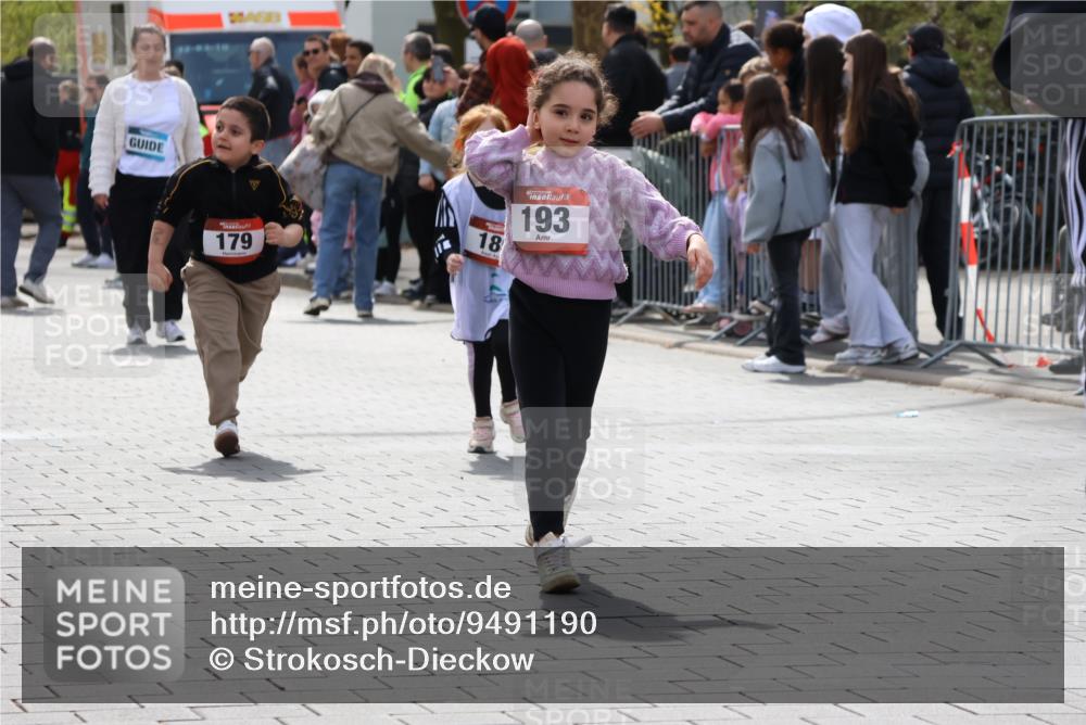 12.04.2026 - 45. Internationalen Wilhelmsburger Insellauf Strokosch-Dieckow http://msf.ph/oto/9491190 12.04.2026 14:11:26 Ziel 773, 1527, 1515, 185, 193, 179 meine-sportfotos.de