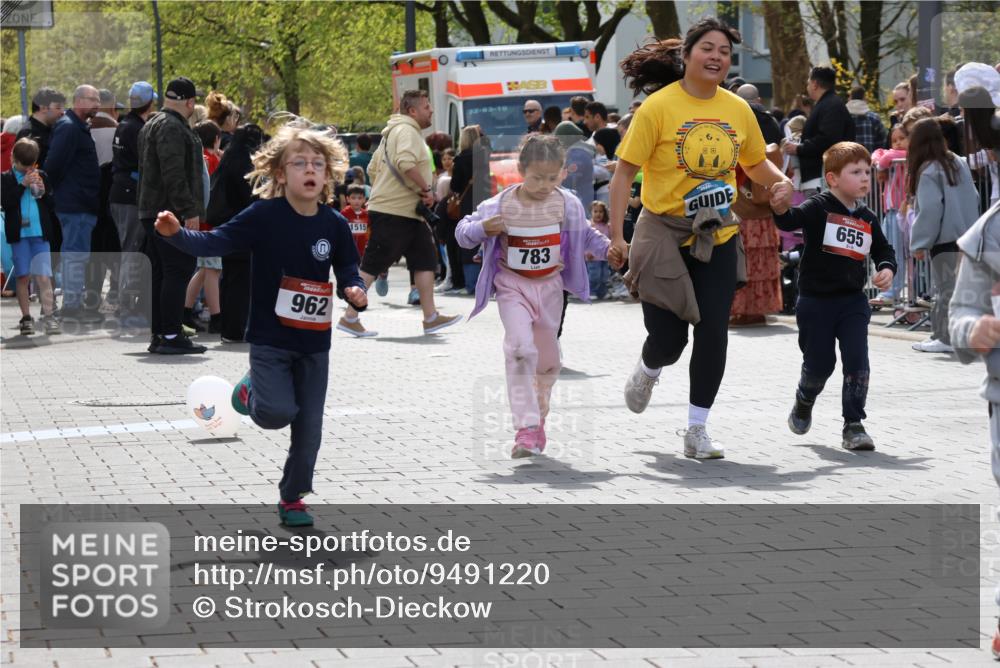 12.04.2026 - 45. Internationalen Wilhelmsburger Insellauf Strokosch-Dieckow http://msf.ph/oto/9491220 12.04.2026 14:11:12 Ziel 630, 43, 954, 922, 718, 962, 702, 655, 783 meine-sportfotos.de