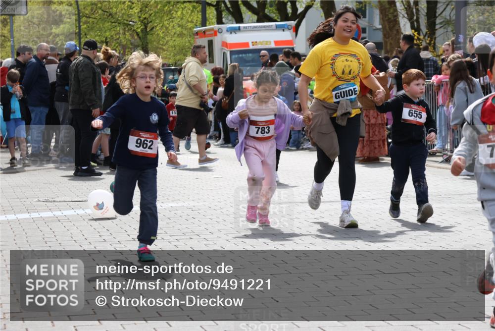 12.04.2026 - 45. Internationalen Wilhelmsburger Insellauf Strokosch-Dieckow http://msf.ph/oto/9491221 12.04.2026 14:11:12 Ziel 630, 43, 954, 922, 718, 962, 702, 655, 783 meine-sportfotos.de