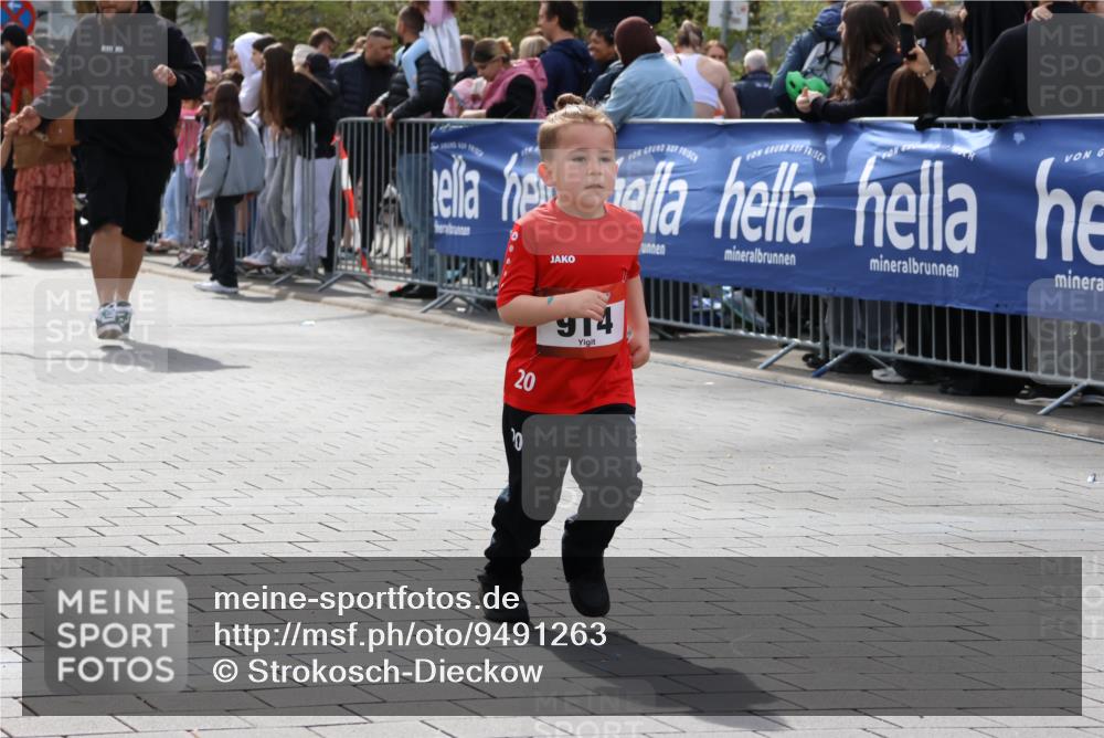 12.04.2026 - 45. Internationalen Wilhelmsburger Insellauf Strokosch-Dieckow http://msf.ph/oto/9491263 12.04.2026 14:11:00 Ziel 1526, 700, 707, 727, 57, 728, 584, 568, 914, 178 meine-sportfotos.de