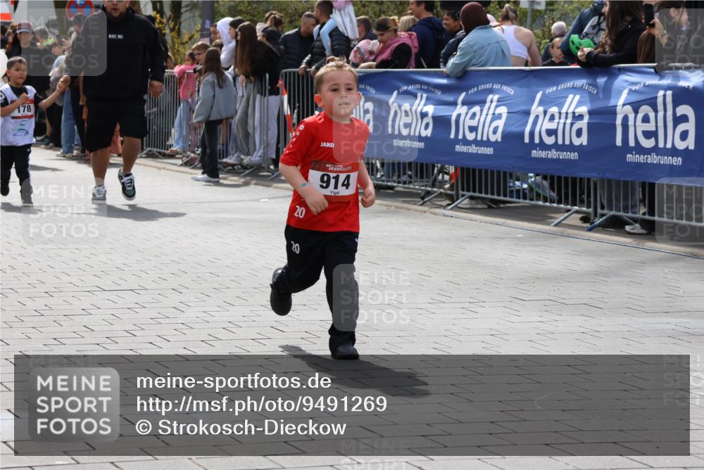 12.04.2026 - 45. Internationalen Wilhelmsburger Insellauf Strokosch-Dieckow http://msf.ph/oto/9491269 12.04.2026 14:11:00 Ziel 1526, 700, 707, 727, 57, 728, 584, 568, 914, 178 meine-sportfotos.de