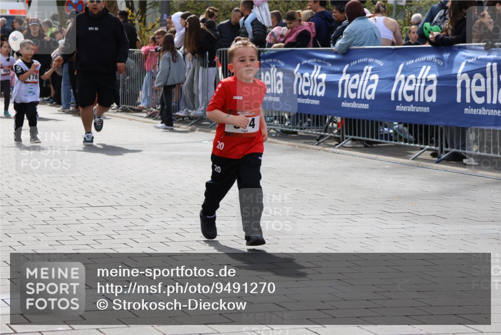 12.04.2026 - 45. Internationalen Wilhelmsburger Insellauf Strokosch-Dieckow http://msf.ph/oto/9491270 12.04.2026 14:11:00 Ziel 1526, 700, 707, 727, 57, 728, 584, 568, 914, 178 meine-sportfotos.de