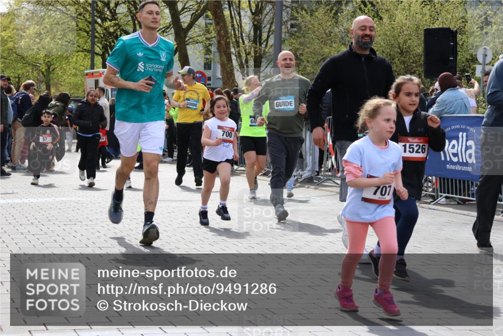 12.04.2026 - 45. Internationalen Wilhelmsburger Insellauf Strokosch-Dieckow http://msf.ph/oto/9491286 12.04.2026 14:10:52 Ziel 701, 699, 703, 54, 147, 112, 643, 1514, 1526, 700, 707, 727, 57, 728 meine-sportfotos.de