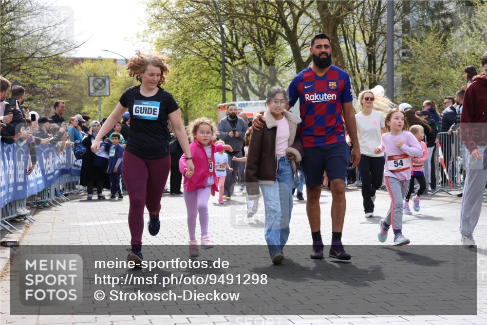 12.04.2026 - 45. Internationalen Wilhelmsburger Insellauf Strokosch-Dieckow http://msf.ph/oto/9491298 12.04.2026 14:10:46 Ziel 910, 613, 789, 202, 709, 195, 912, 188, 430, 210, 701, 699, 703, 54, 147, 112, 643, 1514 meine-sportfotos.de