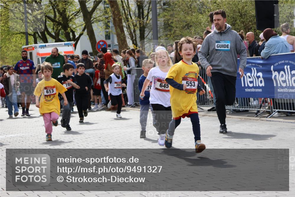 12.04.2026 - 45. Internationalen Wilhelmsburger Insellauf Strokosch-Dieckow http://msf.ph/oto/9491327 12.04.2026 14:10:36 Ziel 243, 717, 724, 929, 722, 239, 704, 725, 1521, 714, 726, 229, 553, 204, 705, 645, 910, 613, 789, 202, 709, 195 meine-sportfotos.de