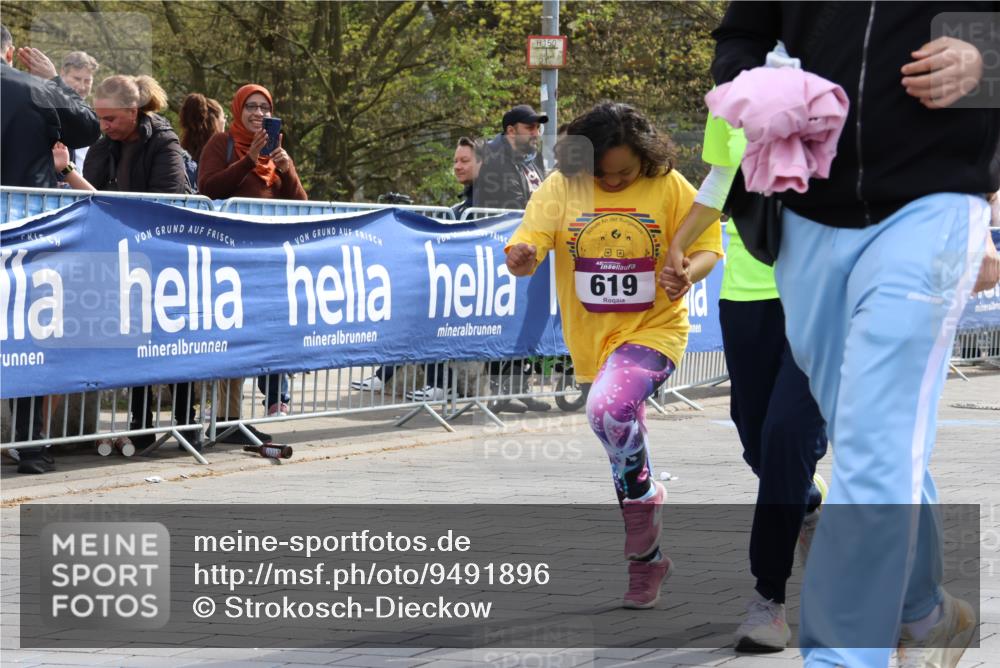 12.04.2026 - 45. Internationalen Wilhelmsburger Insellauf Strokosch-Dieckow http://msf.ph/oto/9491896 12.04.2026 14:54:06 Ziel 619 meine-sportfotos.de