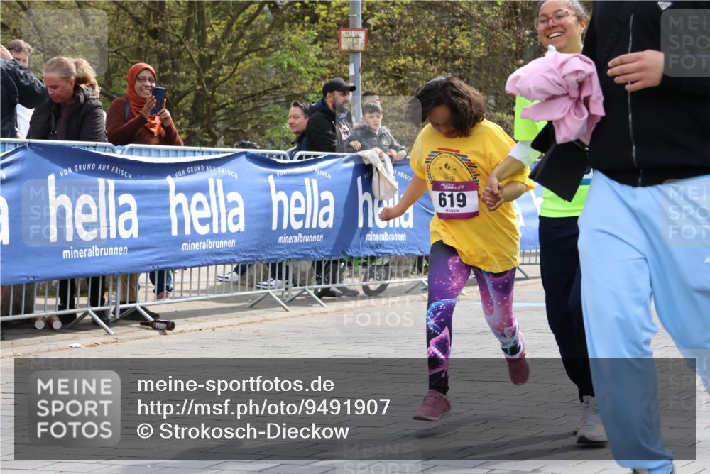 12.04.2026 - 45. Internationalen Wilhelmsburger Insellauf Strokosch-Dieckow http://msf.ph/oto/9491907 12.04.2026 14:54:06 Ziel 619 meine-sportfotos.de