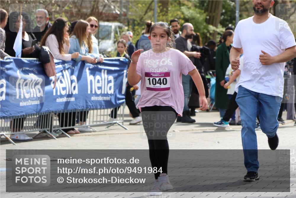 12.04.2026 - 45. Internationalen Wilhelmsburger Insellauf Strokosch-Dieckow http://msf.ph/oto/9491984 12.04.2026 14:52:55 Ziel 1040, 509 meine-sportfotos.de