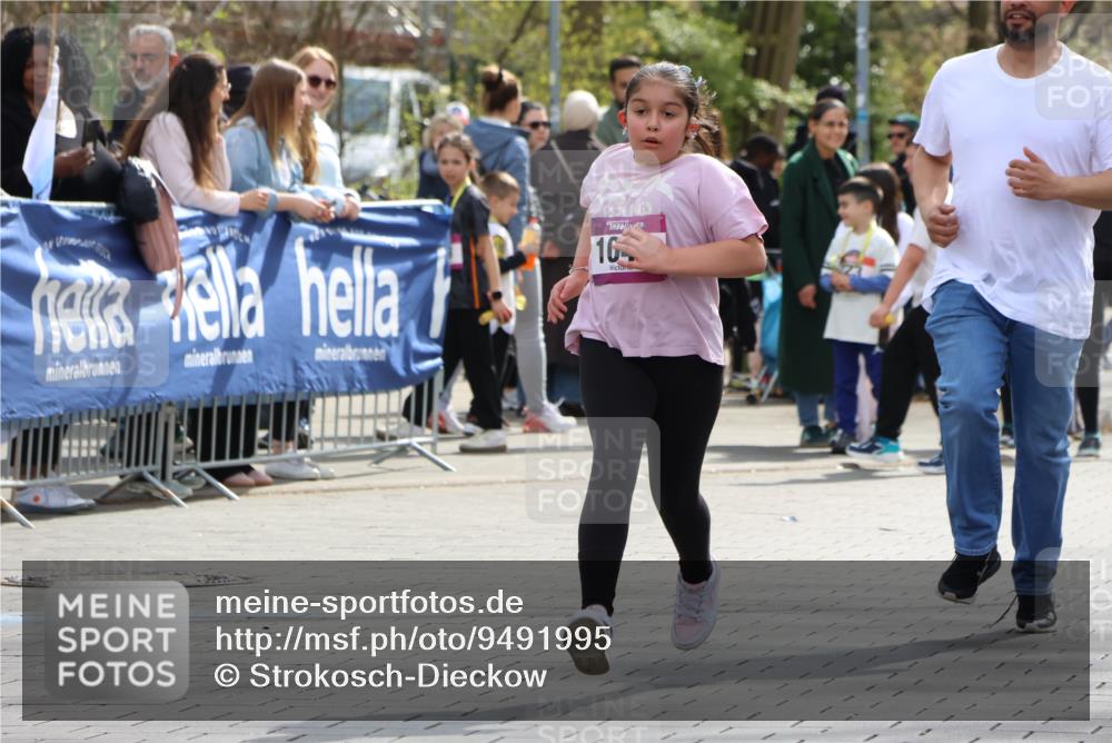 12.04.2026 - 45. Internationalen Wilhelmsburger Insellauf Strokosch-Dieckow http://msf.ph/oto/9491995 12.04.2026 14:52:55 Ziel 1040, 509 meine-sportfotos.de