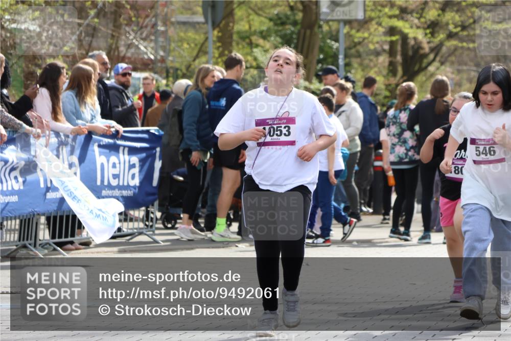 12.04.2026 - 45. Internationalen Wilhelmsburger Insellauf Strokosch-Dieckow http://msf.ph/oto/9492061 12.04.2026 14:52:29 Ziel 498, 1053, 546, 1803 meine-sportfotos.de