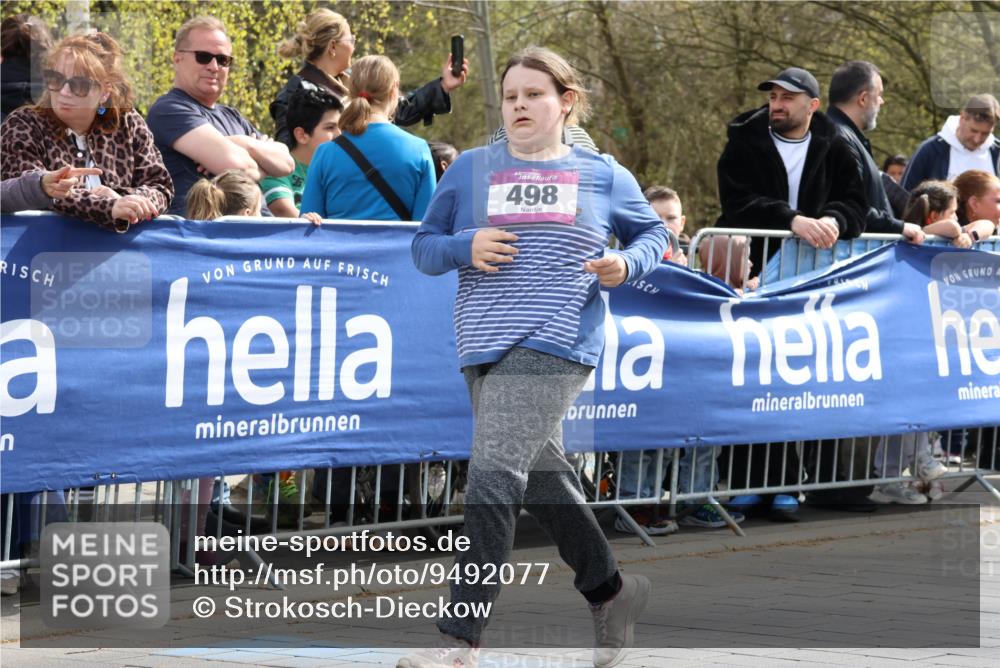 12.04.2026 - 45. Internationalen Wilhelmsburger Insellauf Strokosch-Dieckow http://msf.ph/oto/9492077 12.04.2026 14:52:22 Ziel 570, 354, 507, 498 meine-sportfotos.de